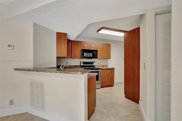 kitchen with kitchen peninsula, a textured ceiling, sink, and stainless steel electric range