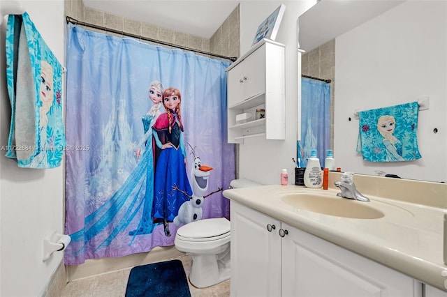 bathroom featuring a shower with shower curtain, vanity, and toilet