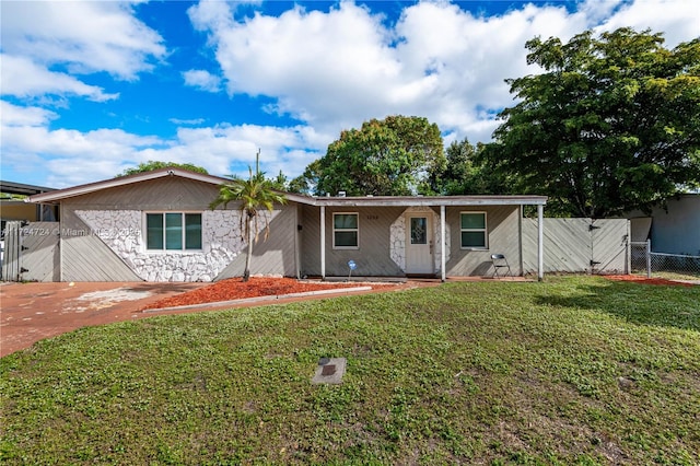 view of front of property featuring a front lawn