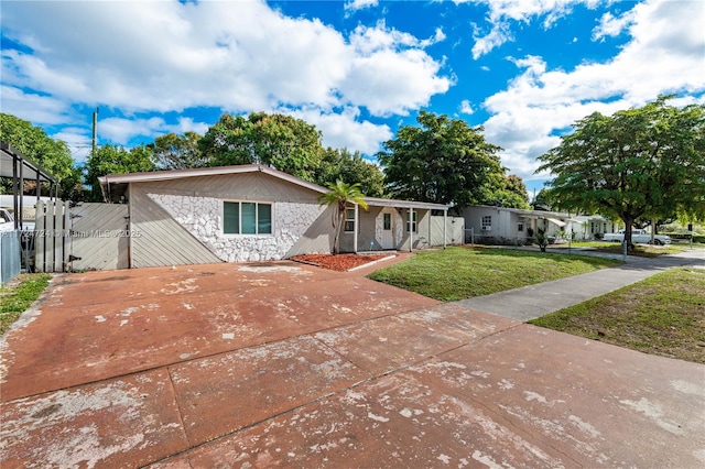 view of front of house with a front lawn