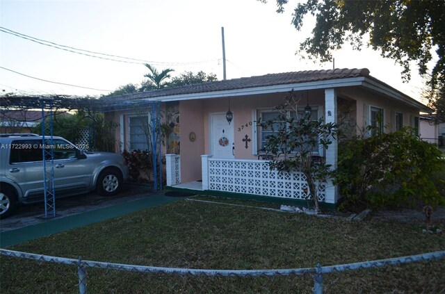 single story home featuring a front yard