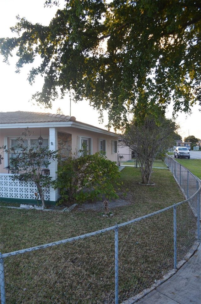 view of front of property featuring a front yard