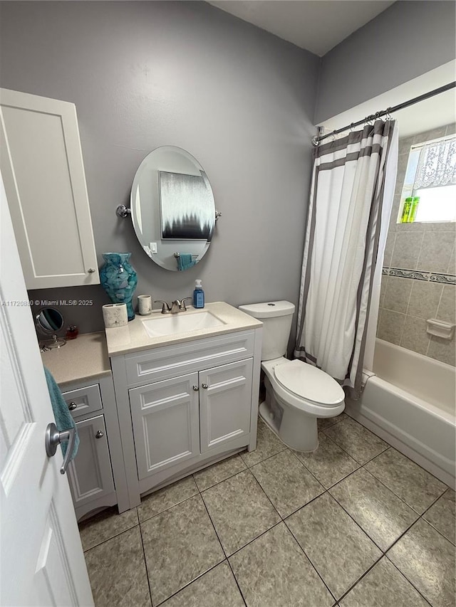 full bathroom with shower / bath combination with curtain, vanity, and toilet