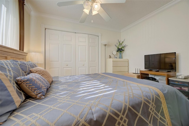 bedroom with ornamental molding, a closet, a textured ceiling, and a ceiling fan