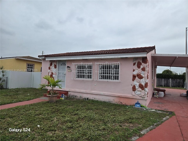 view of front facade featuring a front lawn