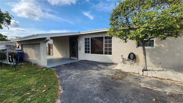 view of front of property featuring stucco siding