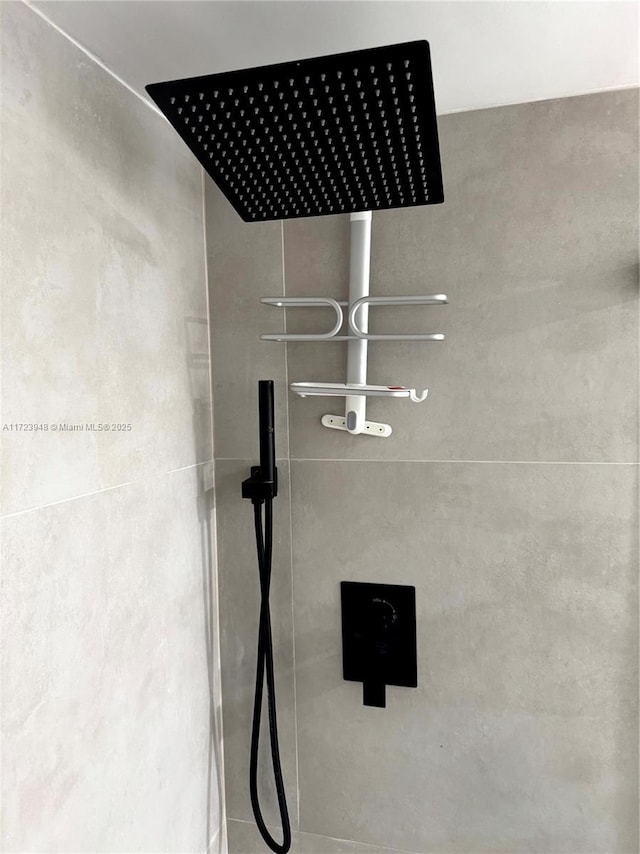 details featuring walk in shower