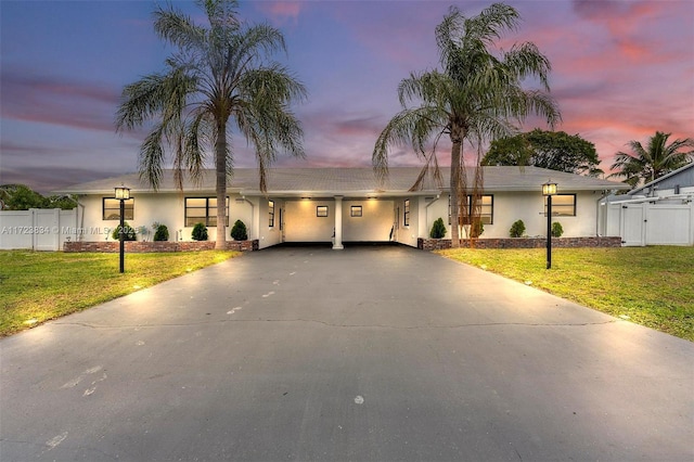 view of front of property featuring a lawn