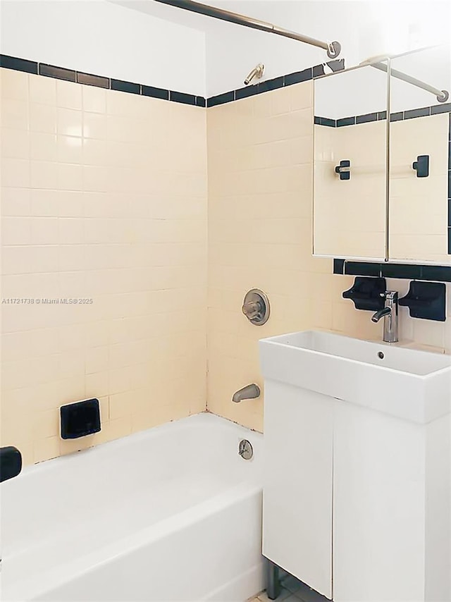 bathroom with tiled shower / bath and sink