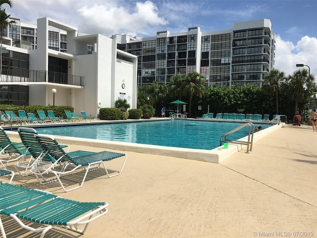 view of swimming pool featuring a patio