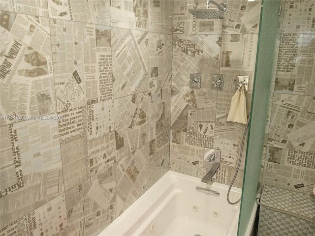 bathroom with tiled shower / bath