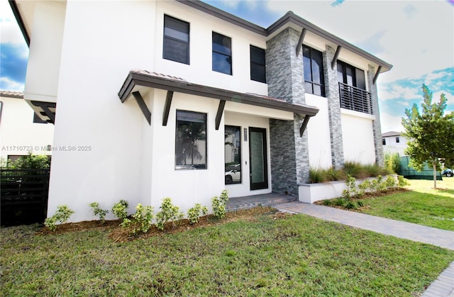 view of front of house featuring a front yard