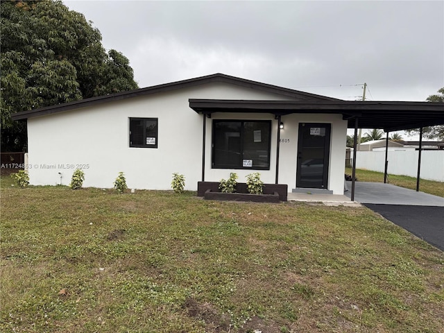 view of front of house featuring a front lawn and a carport