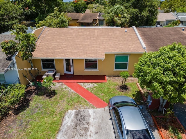 view of front of property featuring a front yard