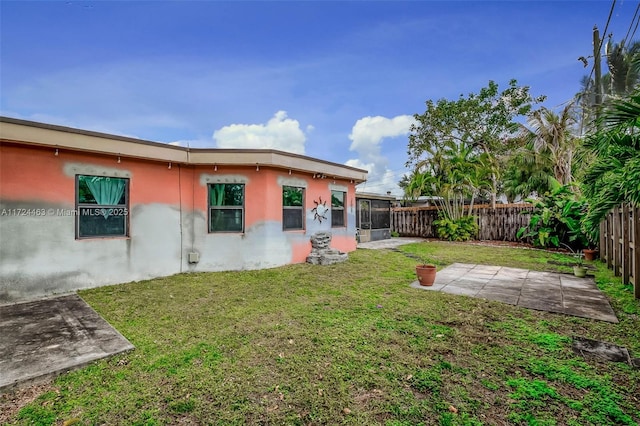 view of yard featuring a patio area