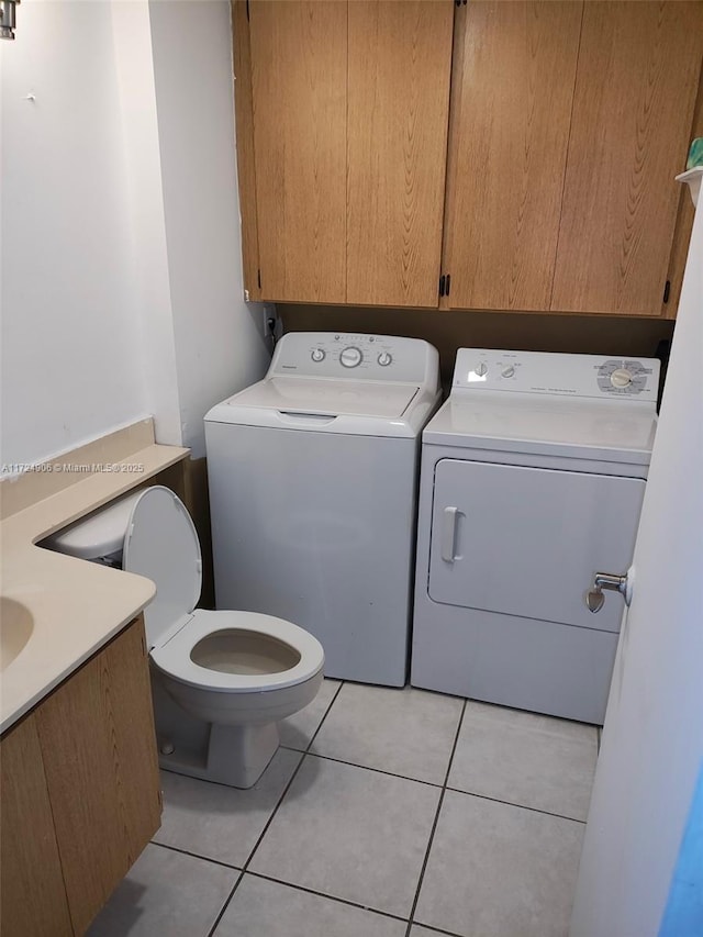 laundry room featuring light tile patterned floors and independent washer and dryer