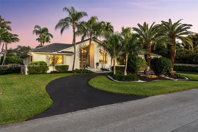 view of front of property featuring a lawn