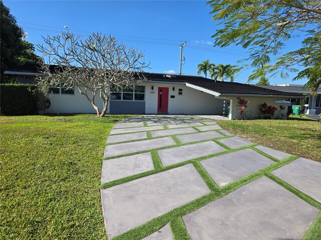 ranch-style house featuring a front yard