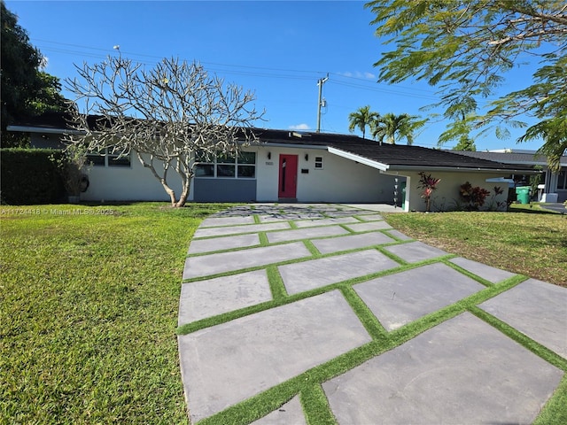 view of front of property featuring stucco siding and a front yard