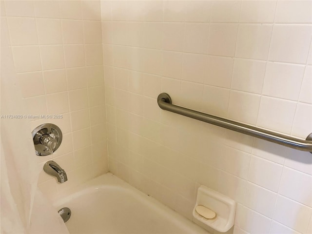 bathroom with tiled shower / bath