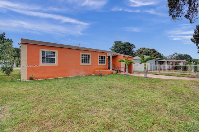 view of front of house featuring a front lawn