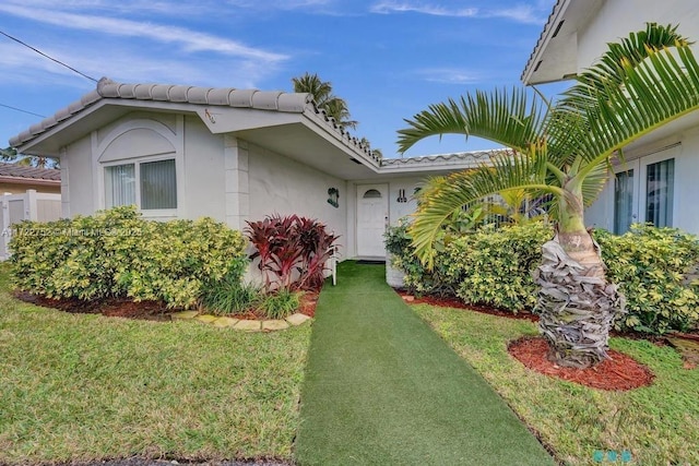 view of front facade featuring a front lawn