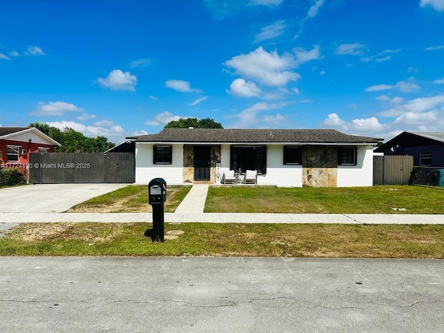 view of front of home featuring a front yard