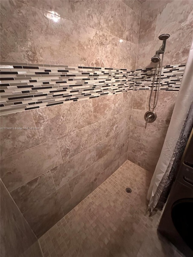 bathroom featuring tiled shower