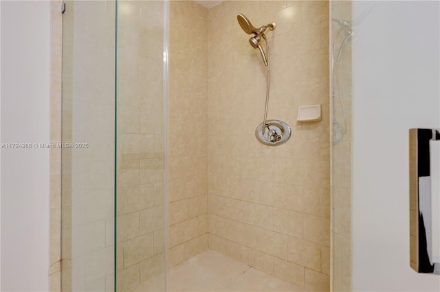 bathroom featuring a tile shower