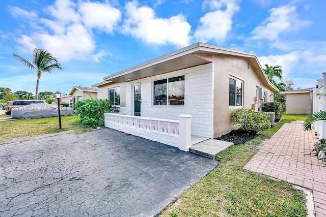 view of front of property with a front lawn