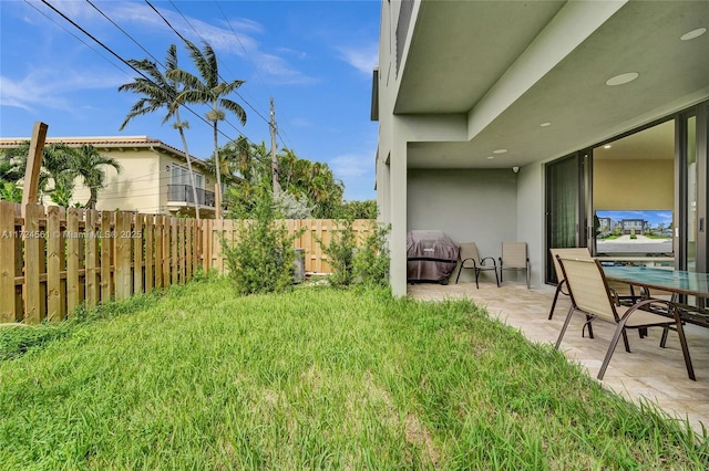 view of yard featuring a patio area