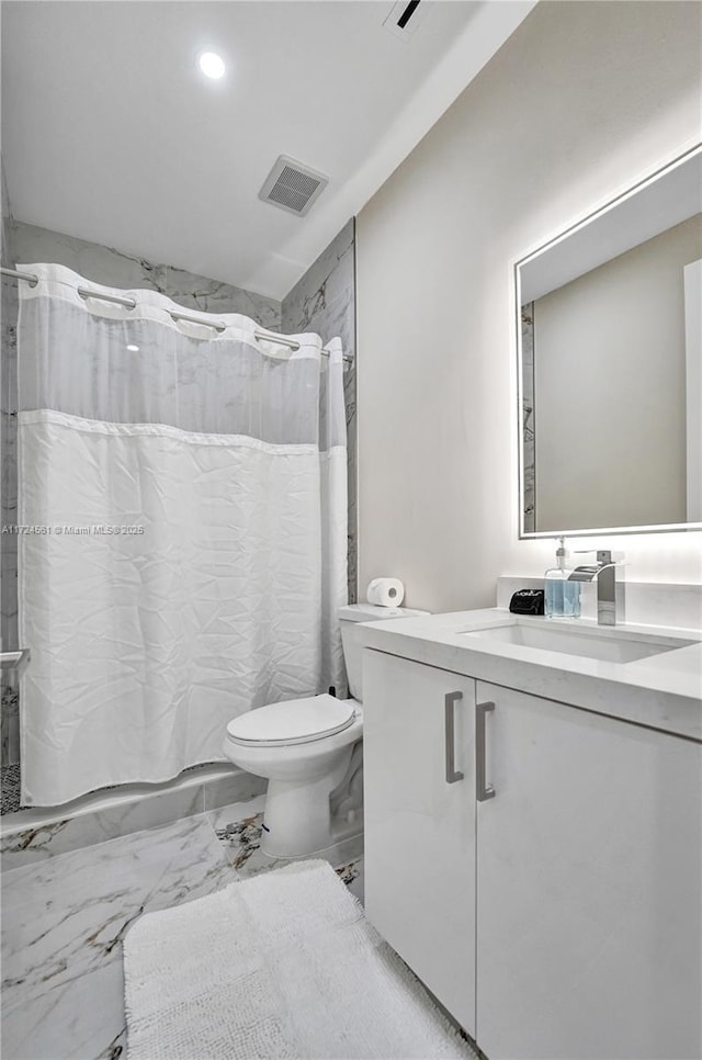 full bathroom with shower / bath combo with shower curtain, vanity, and toilet