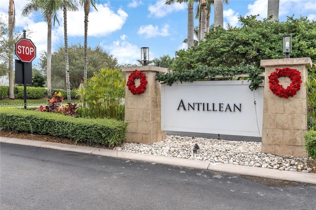 view of community / neighborhood sign