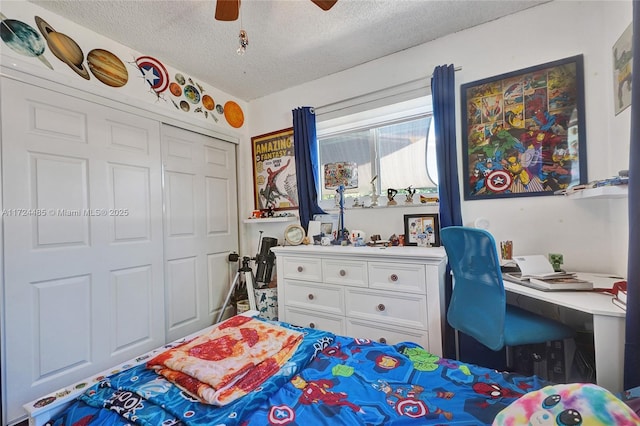 bedroom featuring ceiling fan, a textured ceiling, and a closet