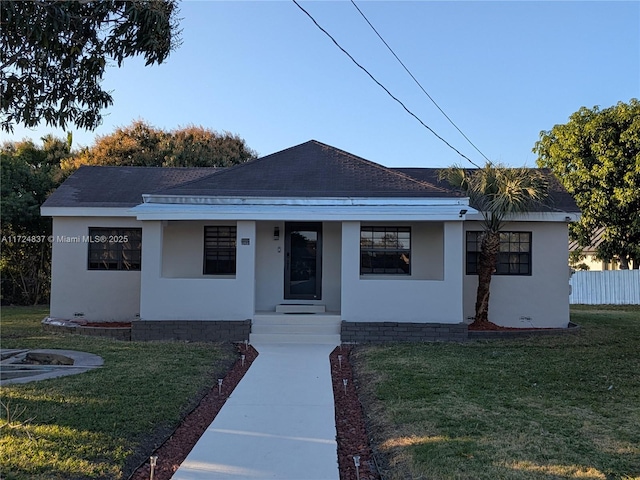 view of front of property featuring a front yard