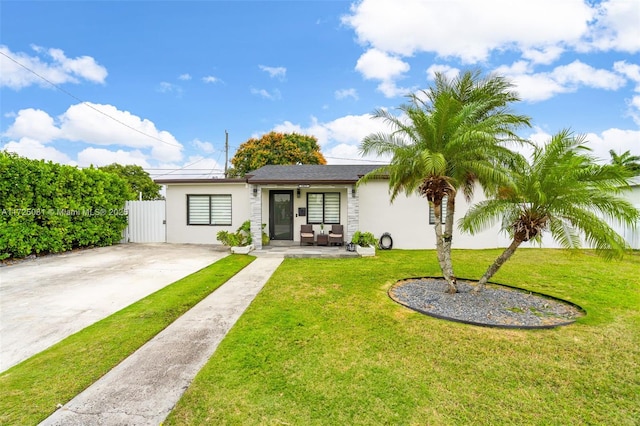 single story home with a front lawn