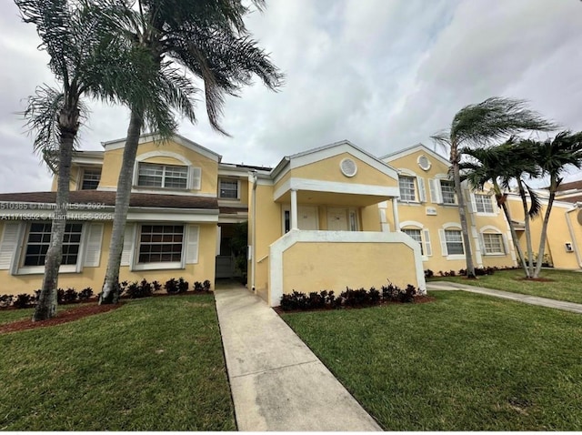 view of front of home featuring a front yard