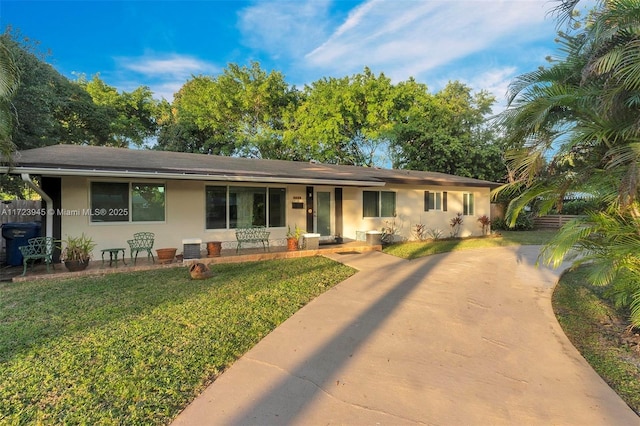 ranch-style home with a front yard