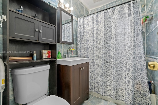 bathroom with curtained shower, vanity, and toilet