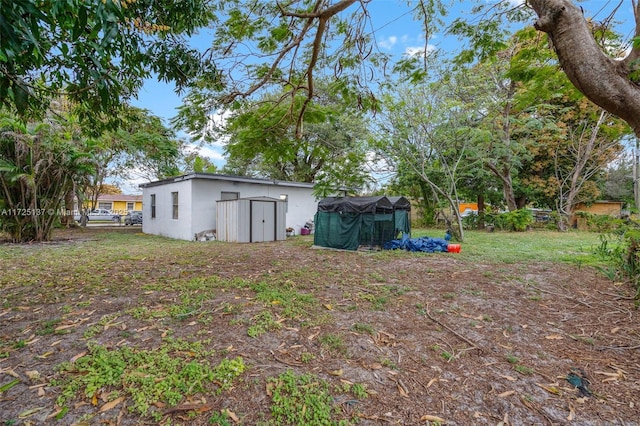 view of yard with a shed