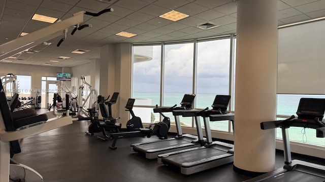 exercise room featuring visible vents and a drop ceiling