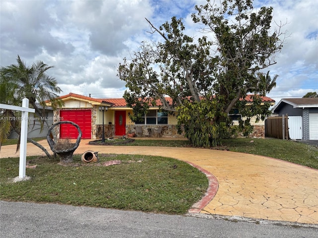 view of front facade featuring a garage and a front yard