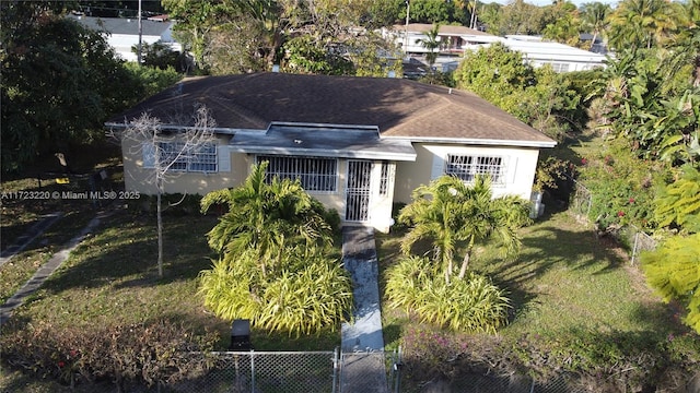 view of front of home featuring a front yard