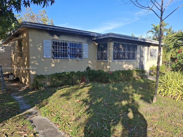 view of front of property featuring a front yard