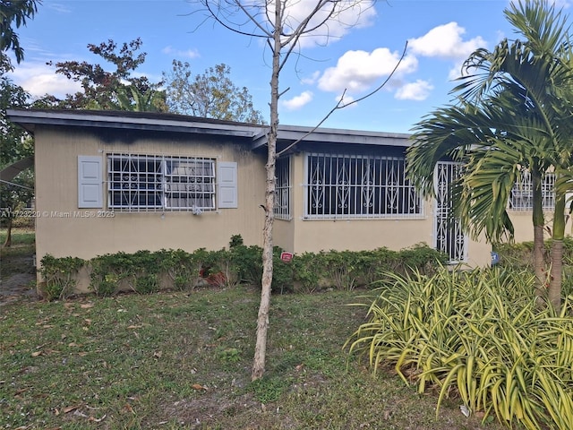 view of side of property featuring a lawn