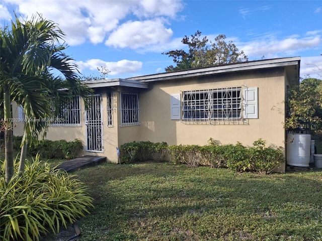 view of front of house featuring a front yard