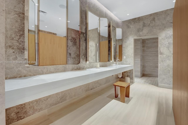 bathroom featuring tile walls