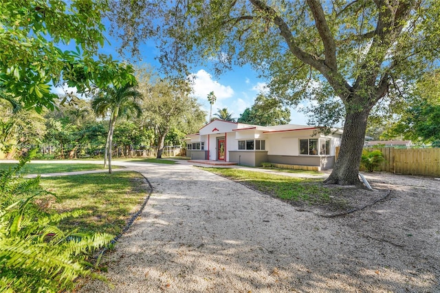 single story home with a front yard