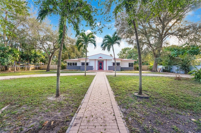 view of front of house featuring a front yard