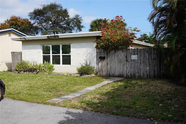 exterior space featuring a lawn